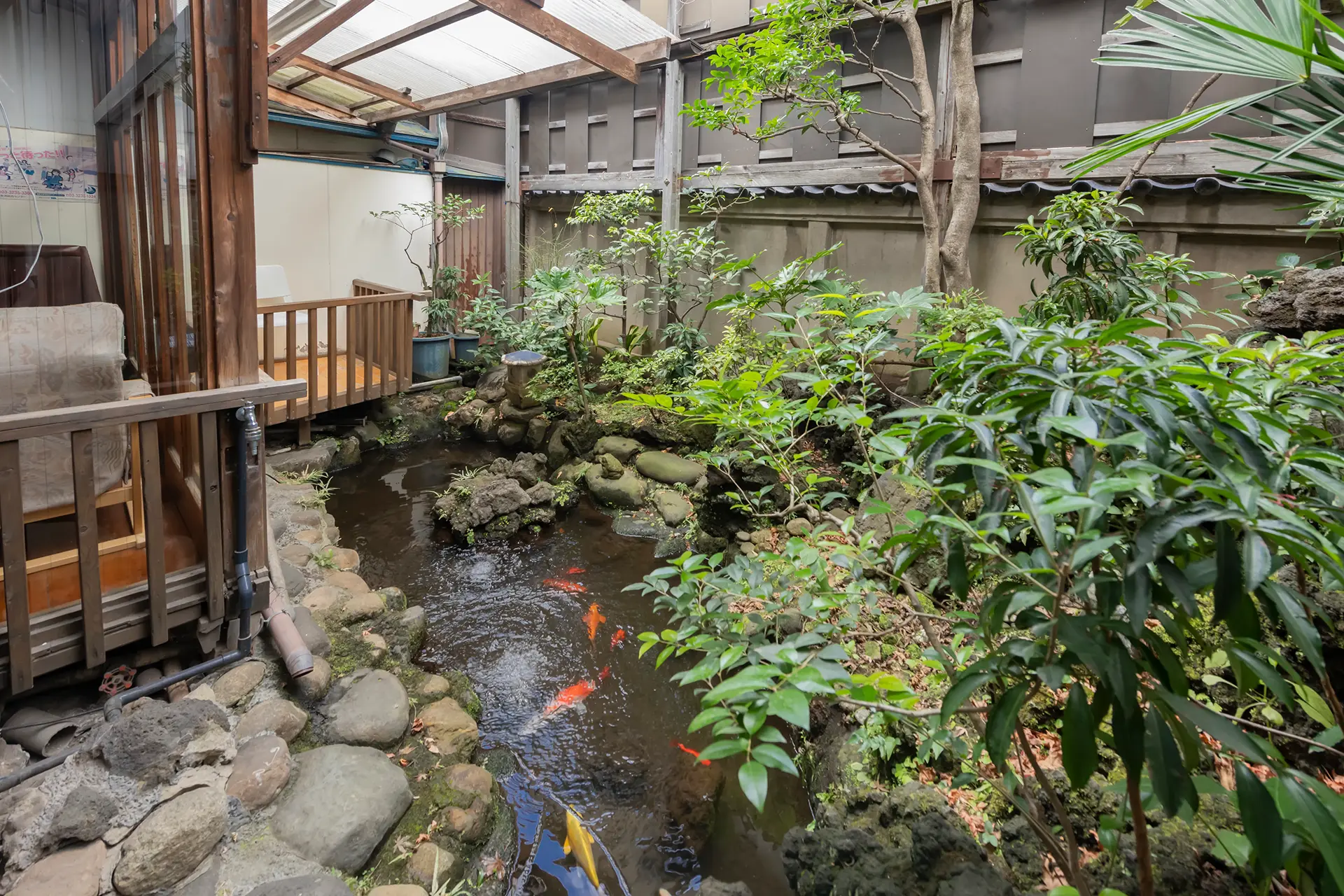 稲荷湯 池